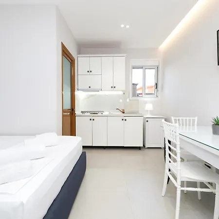 Feliz - Premium With Free Private Parking 게스트하우스 3*